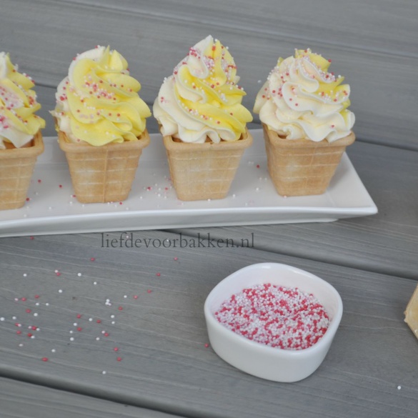 Cupcake ijsjes met de Wilton Three-Color Coupler