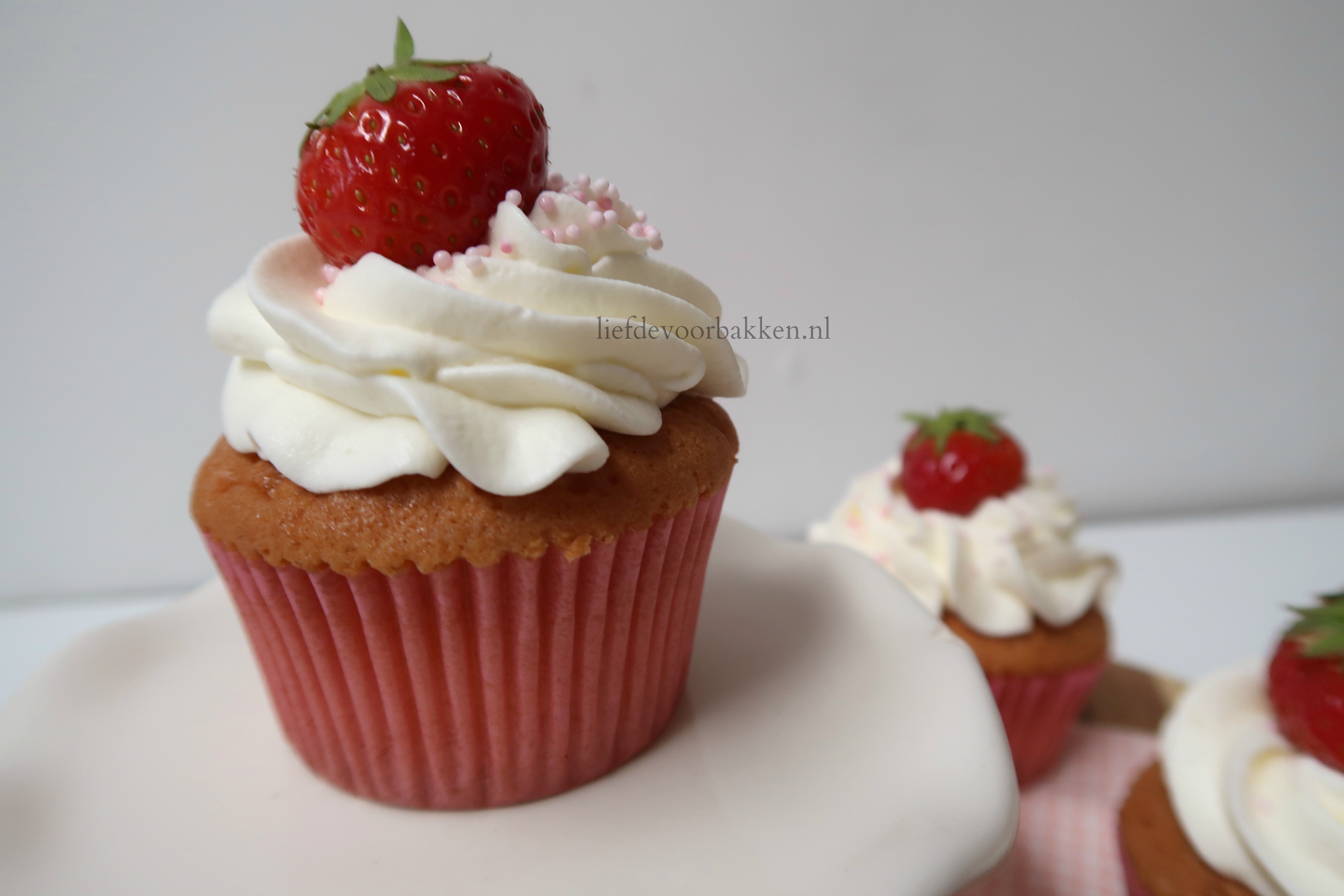 Gorgelen filter zeven Cupcakes met verse aardbeien en slagroom – Liefde voor bakken