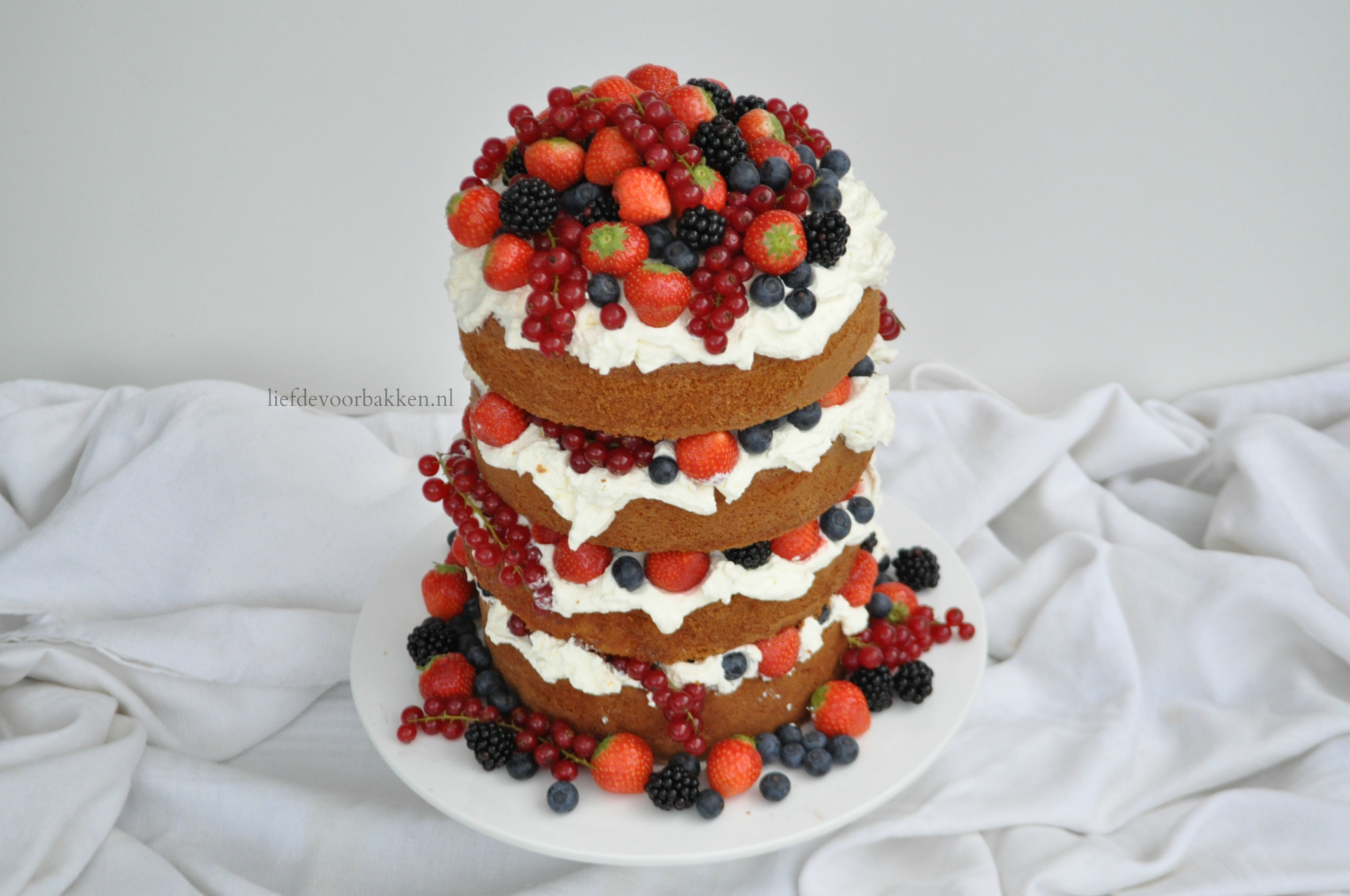 Spektakelstuk 1: Naked cake met rood fruit – Liefde