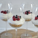 Witte chocolade cheesecake in een glas